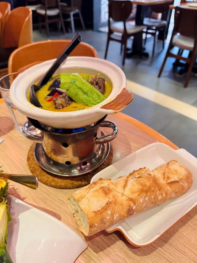 泰式青咖喱牛腩煲（配法包）