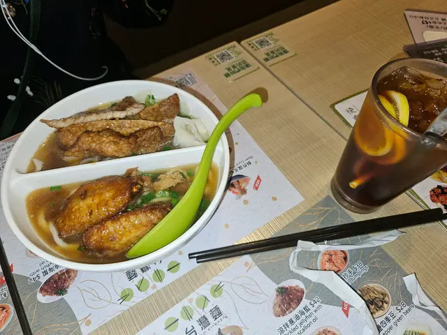 椒鹽排骨肉燥湯麵