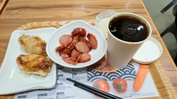 炸鸡翼，台湾肠，热咖啡