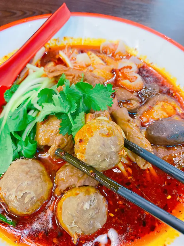 紅燒肥腸麵 牛筋丸 牛栢葉 鮮冬菇  