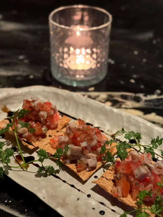 秘魯吞拿魚拌蕃茄莎莎配香烤鱈魚脆片及黑醋汁