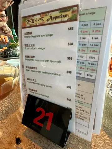 昨晚在鲗鱼涌的南大门海鲜餐厅用餐,体验非常棒!芝士焗龙虾浓郁香滑,龙虾肉质鲜嫩;清蒸黑石斑鱼火候恰到好处,鱼肉细腻鲜美;白灼虾新鲜弹牙,蘸酱更添风味;蒜蓉通菜清爽解腻;清蒸长脚蟹肉质饱满,鲜甜十足。餐厅还贴心地送了糖水,服务热情周到,环境也很舒适。整体来说,菜品新鲜、味道出色,性价比高,强烈推荐给喜欢海鲜的朋友!
