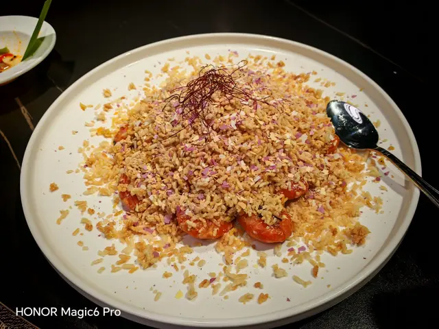 七彩燕麥脆米海生蝦, 米通炒得香脆, 粒粒分明, 配上入味的炸大蝦, 口感非常好