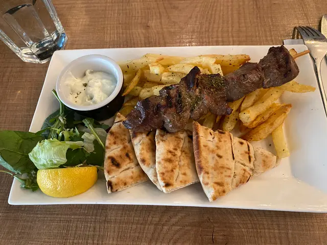 牛肉串，薄餅🍕，薯條🍟同沙律 #牛肉 #牛肉串 #薄餅 #薯條 #沙律