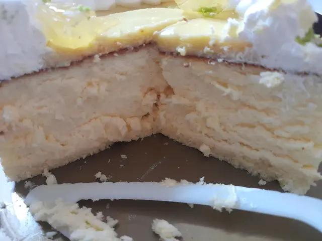 切開嘅香水檸檬soft厘輕芝士蛋糕