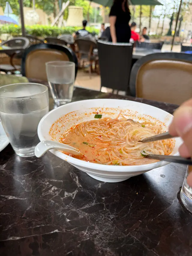 色水似清水加辣椒油，唔好話冇冬陰功湯層次，擺明唔係冬陰功湯
