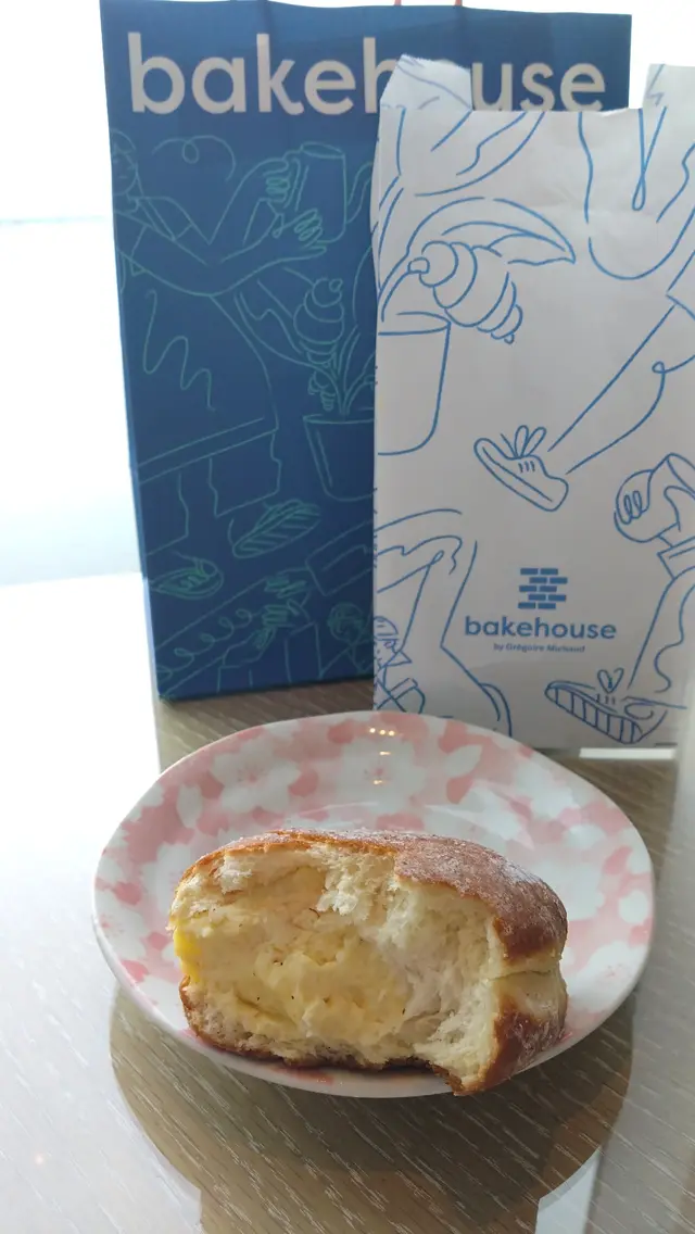 加入柚子元素，軟滑的吉士餡夾雜雲呢拿籽，充滿果酸，酸中帶甜