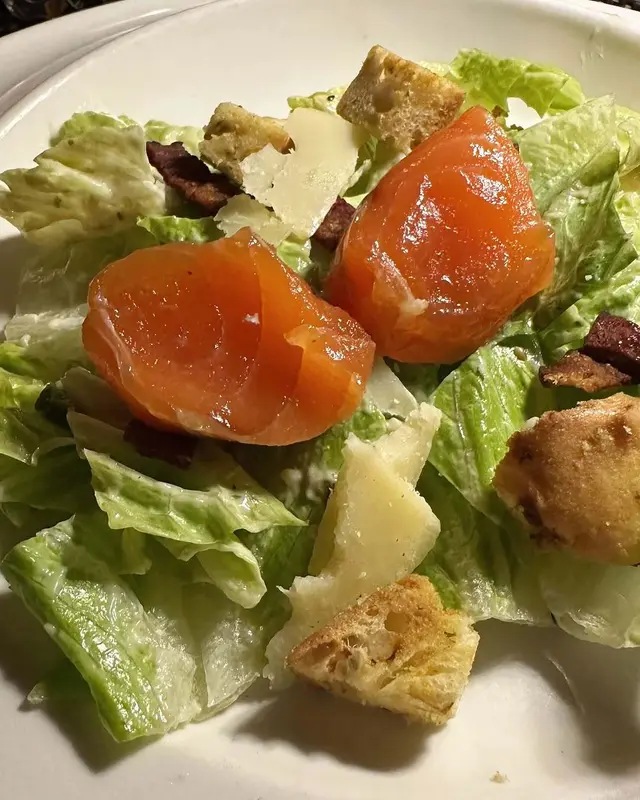 三文魚配埋脆卜卜嘅沙律菜 🥗🐟