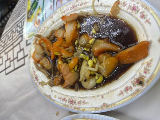 等半個鐘先有得食，滷水墨魚揦到冇晒味，仲要俾埋啲頭頭尾尾。