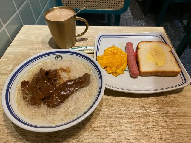 南洋沙嗲牛肉米配嫩滑炒蛋,腸仔及牛油多士