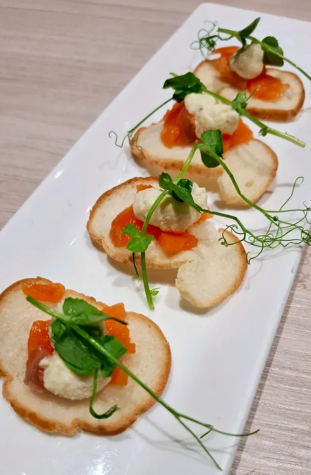 今日家人聚餐，第一次黎食parkview, 叫左個套餐同2個意粉 飯，味道不錯！ 

炸豬肋骨配燒烤醬發及洋蔥圈
汁濃肉嫩，洋蔥圈亦鬆脆

慢煮八爪魚墨魚汁意大利飯
味道濃郁，香口

鮮三文魚明太子及三文魚籽忌廉汁意粉
是我最喜歡的明太子，份量十足
大量的三文魚籽很吸引

跟餐追加南瓜薯仔
家人都讚好，非常鬆散

總結 ： 整齊聚餐很滿意，家大亦食的開心，下次會再黎