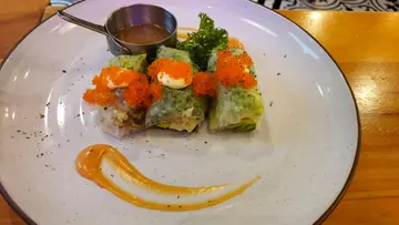 軟殼蟹牛油果米紙卷