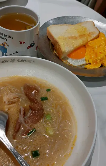 牛肉片厚切，可同時太陽蛋及炒蛋，環境优雅👍