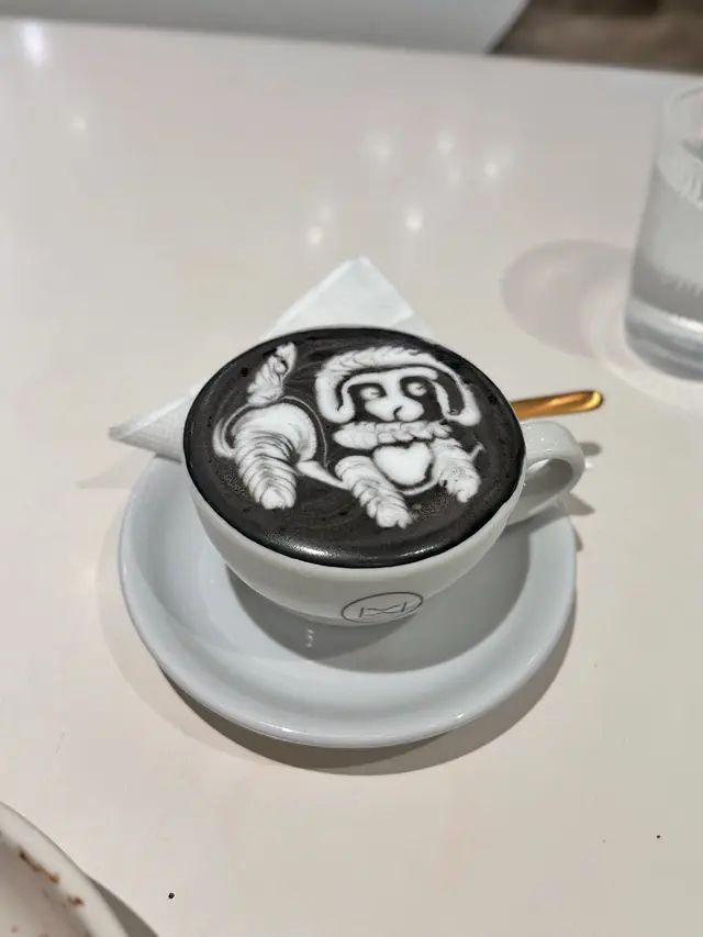 竹炭鮮奶咖啡