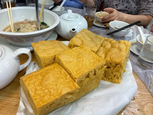 表面光滑如絲，色澤金黃，甜香撲鼻，口感柔軟，有著濃厚的米香味，令人忍不住想多吃幾塊。