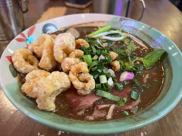 湯底足料濃郁，麵揀咗河粉，口感幾好但可以再煙靭啲啲，牛肉肉質唔錯，肉丸就正常發揮。￼