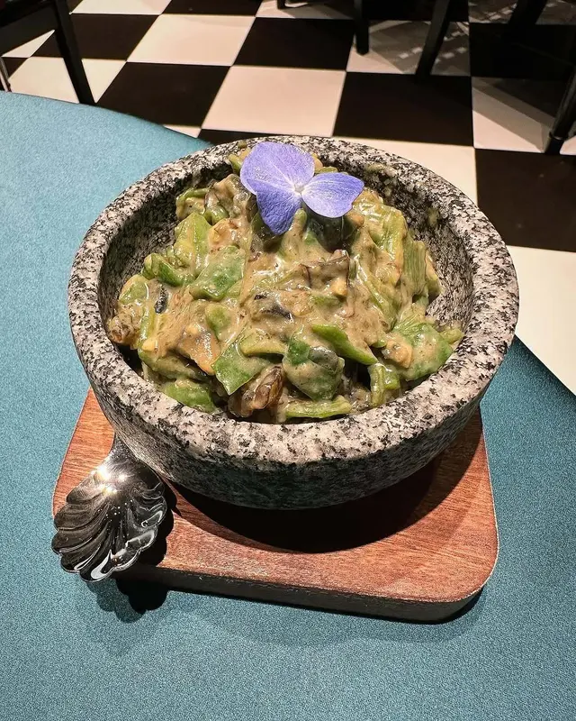 皮蛋加燒椒醬，微辣帶香，食落開胃！