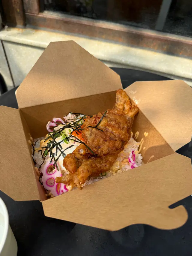 軟殼蟹油益味重 
飯底是白飯𤏪沙律醬😅