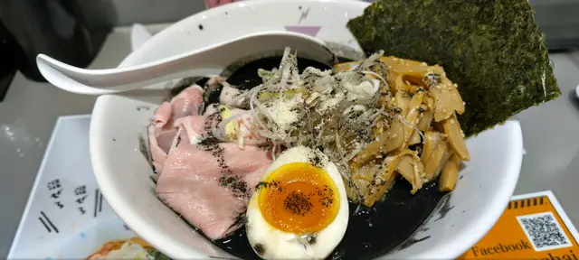 墨汁黑松露拉麵