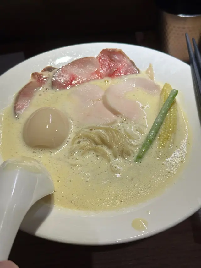 野見雞白湯真係好好食。咁岩想食拉麵見附近有呢間，雖然排晒隊但都試下啦，一試冇後悔！仲日日都掛住個麵，介紹咗好多朋友😂