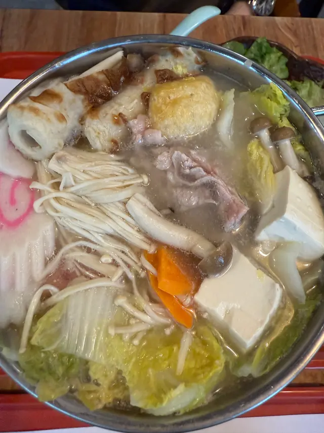 有埋牛餐肉就知佢唔係日式扮日式
無紋路嘅牛肉就知佢咩料，仲要無味道，仲衰過街市凍肉舖啲肉。￼
材料的金針菇，一啲菇，豆腐，午餐肉同埋少少牛肉￼，仲有啲唔值錢嘅嘢食。重點係個湯底冇味。啲材料又冇味，想點￼