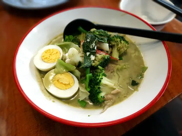 手打青咖喱雞肉米線