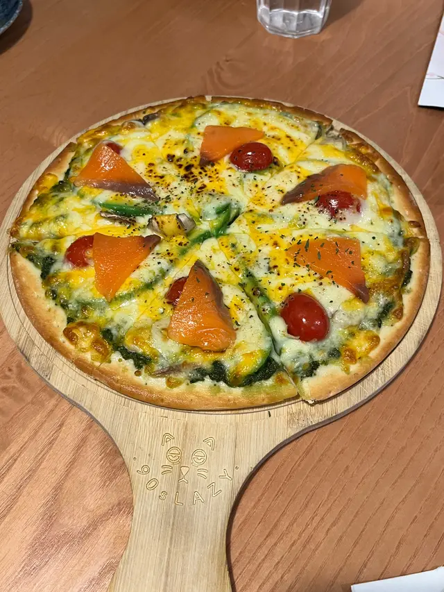 牛油果煙三文魚薄餅 Avocado smoked salmon pizza