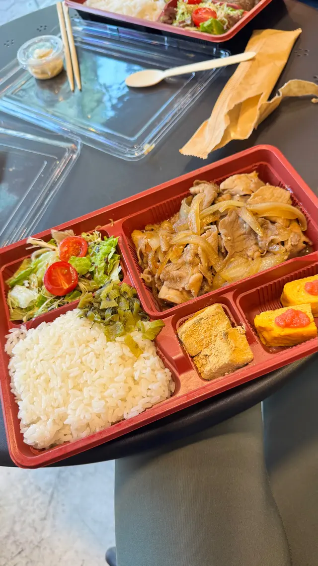 唔係五花腩肥豬肉片！無咩肥膏真係啖啖肉🫶🏻可惜宜家個沙律轉咗做蟹籽沙律…