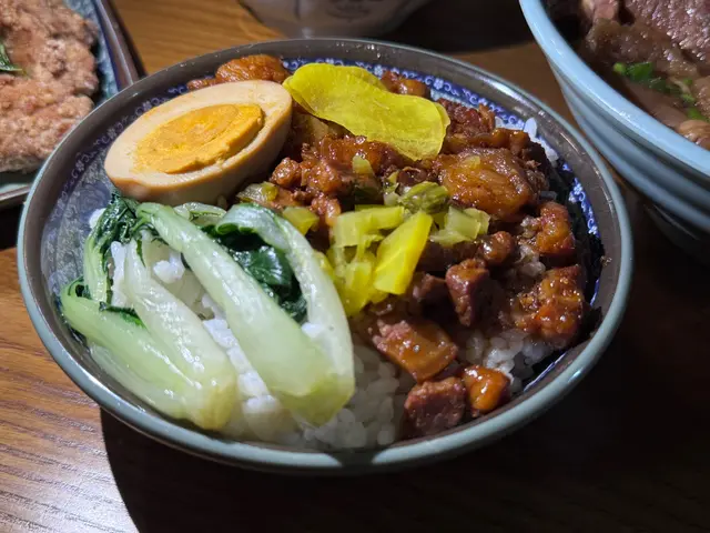 🍚 手工滷肉飯 (小) $35 這碗手工滷肉飯香氣撲鼻，滷肉醬濃郁，配上軟糯的飯粒，美味可口！🍚🥢🍚