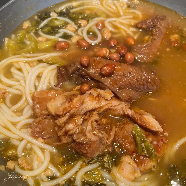 下午茶 | 酸辣小鍋米線 配 金獎腩肉 (微辣)、滷水雞翼