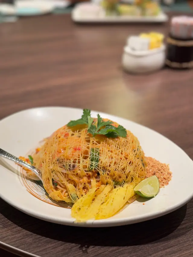 利用蛋網包著金邊粉，賣相吸引🤩，口感煙靭，仲有爽口嘅蝦肉，配搭少許嘅青檸檬🍋，酸酸甜甜