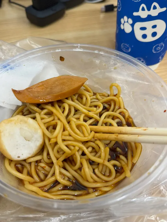 佢叫香辣XO醬撈麵，但完全唔香唔辣😂OK，呢個問題我怪個XO醬！但最kam嘅係，佢哋唔會幫我撈⋯⋯係就咁加勁多豉油喺底（鹹到傻咗，食咗幾啖真係食唔落⋯⋯）￼，之後叫做係咁咦加一pat仔XO醬喺面，我打開嗰下真係呆咗😂然後個XO醬係撈唔開🥴唔知佢哋放咗幾耐⋯⋯
$35係好平，仲要包嘢飲，不過杯嘢飲淡到呢😂同飲水差唔多🥴上次經過都有試下齋買嘢飲，都係勁淡味⋯⋯
仲有嗌手抓餅，唔明點解可以整到唔熱😂我行翻公司其實都係3至5分鐘路程，唔會凍得咁快⋯⋯根本就似冇幫我整熱過⋯⋯
唔會再食！
#難食到一個點 