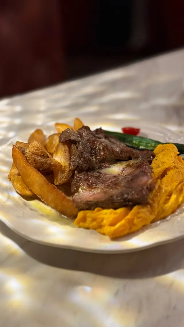 薄切燒紐西蘭牛肉眼扒配炒蛋及炸薯角