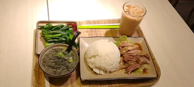 金牌牛腩飯($60)連油菜及飲品(攝於3月31日)