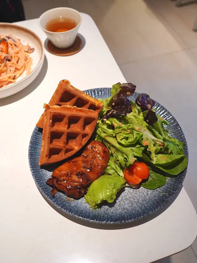 煙燻照燒雞肉牛油果配窩夫