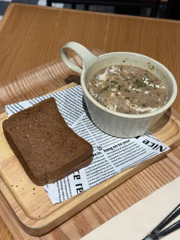 香浓草饲牛骨四重蘑菇浓汤配无糖低碳水奇亚籽高蛋白多士