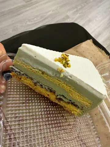 Pistachio  mousse  cake  