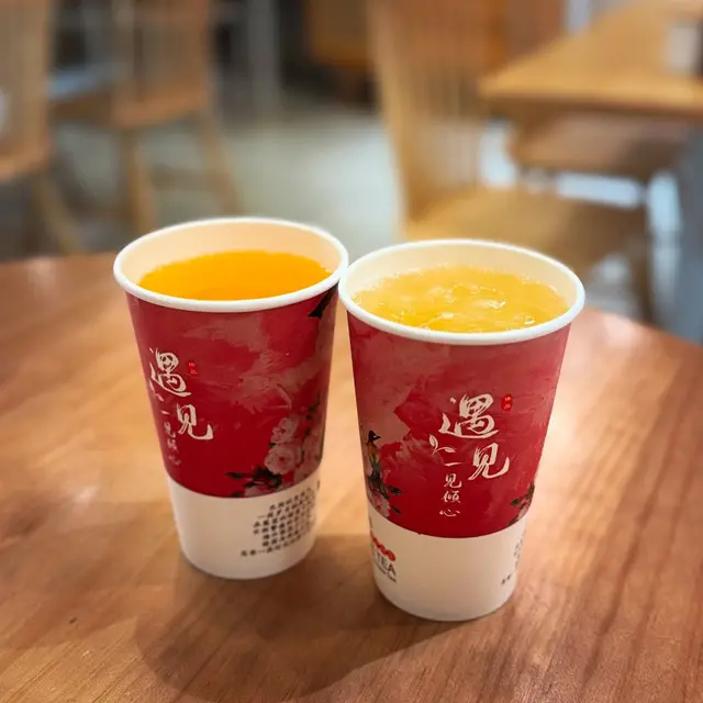 (左)百香果蘇打 $23 加椰果 +$5 (右)蜂蜜柚子梳打 $25 加愛玉 $5