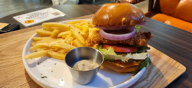 秘製辣醬炸雞芝士漢堡配黑松露醬薯條