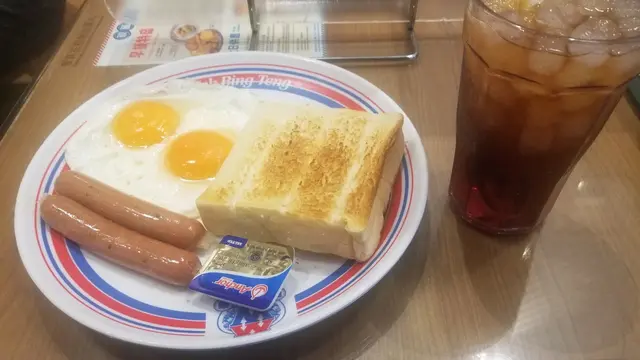 多士烤得金黃酥脆，邊緣脆脆的口感令人滿足