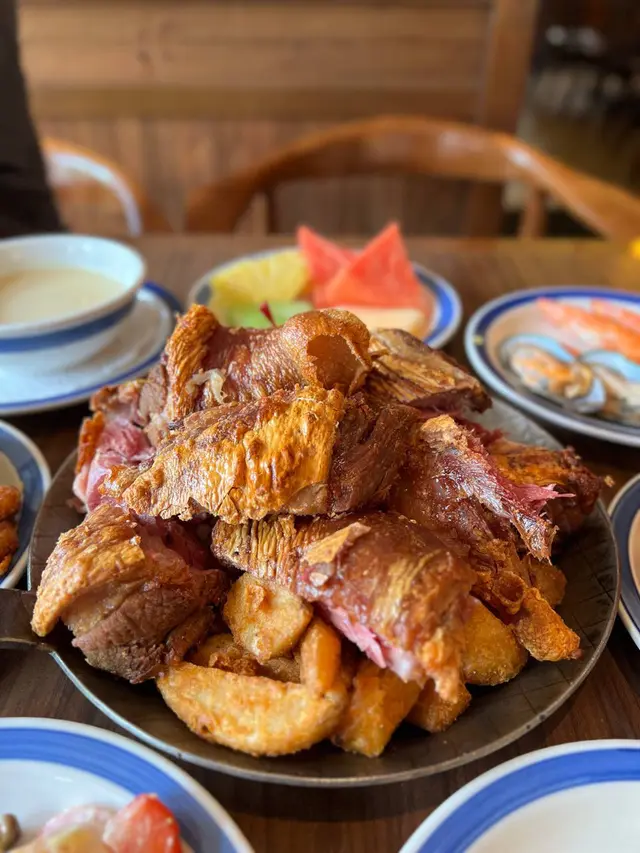 脆皮燒豬肘配酸椰菜及炸薯角