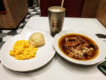 早餐B~沙嗲牛肉即食面配炒滑蛋及日式汤种包跟冻鸳鸯