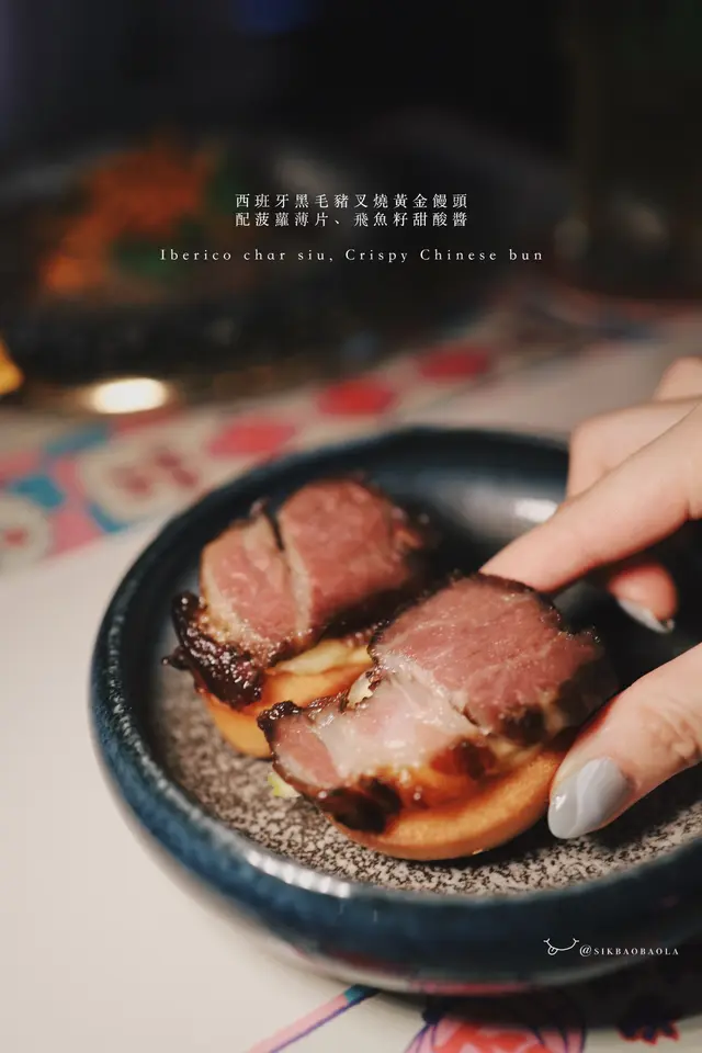 配菠蘿薄片、飛魚籽甜酸醬