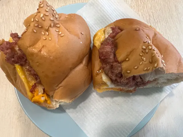 招牌芝士鹹牛肉蛋豬仔包