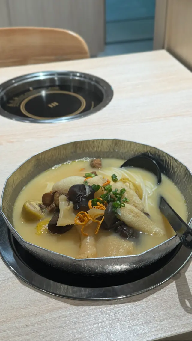 姫松茸竹笙花膠雞米線