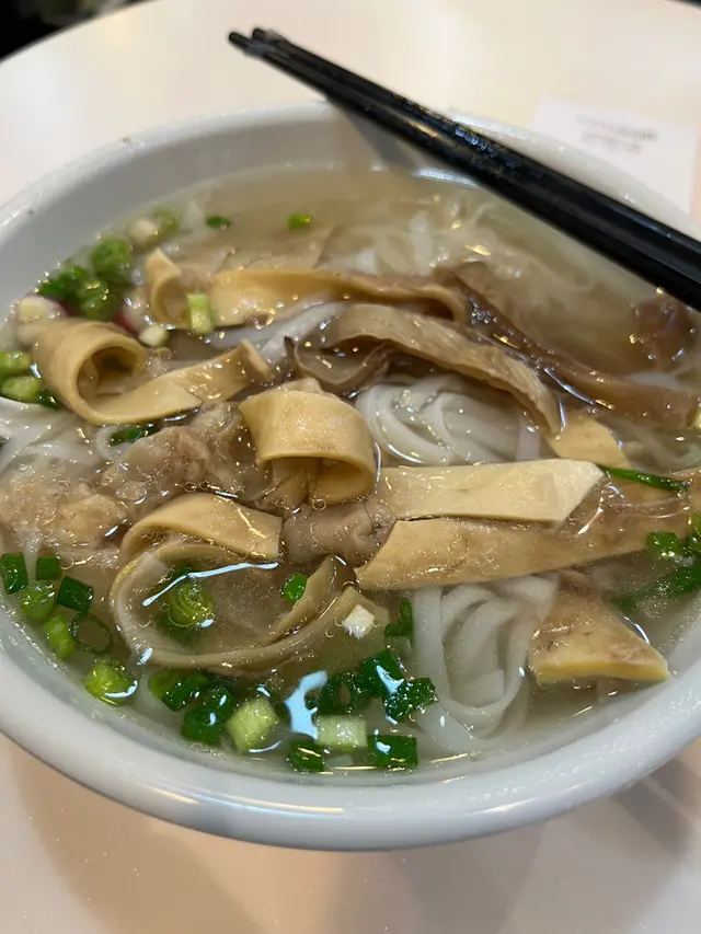 唔知大家有冇試過叫一碗爽腩河可以完全不帶一絲腩肉，全碗皮！同樓面反映佢夠膽死答你：正宗爽腩係食皮嘅，你冇食過爽腩咩？嬲到登時上OpenRice搵佢網上圖片，問多次樓面及師傅點解呢張圖都有肉嘅？唔識回應之餘都冇打算換過，唯有當跌錢即時一啖都冇食過埋單走人！
可能將軍澳沿線都冇一間像樣嘅清湯腩，呢間開喺將軍澳站但叫自己做天后清湯腩嘅舖頭，先有本事喺同區開到分店，咁嘅出品同服務，認真長知識了🙄