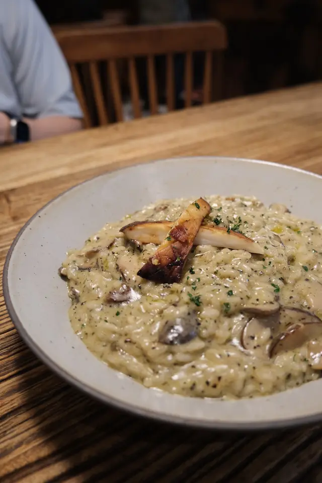 點了3樣菜式，最喜歡是這款 ʀɪꜱᴏᴛᴛᴏ！遠遠已經聞到超濃黑松露味！飯身偏濕潤，但仍保留咬口，剛好是我喜歡的口感，更有微微拉絲效果！