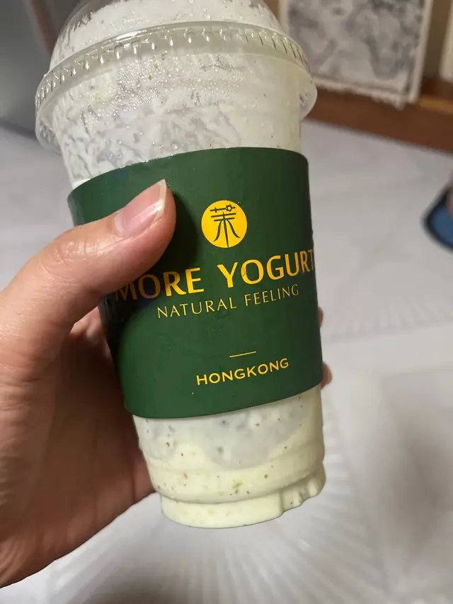 平時喺銅鑼灣一直都有買開嚟飲，因為真的愛上牛油果乳酪，今次嚟到觀塘APM見到有即刻走去再買。感覺真係完全唔一樣完全飲唔出有牛油果味老實講如果我第一次就喺觀塘買嚟飲！肯定唔會再有下次。而且服務亦都非常差當我喺度等Number時個女店員叫個Number超級敷衍完全聽唔到，到我上前問清楚是否我嘅order，女店員好敷衍說係。只可講咁樣搞法想旺都幾難.整出嚟已經不是太好飲，而且態度亦咁差，第日經過都唔會買。情願返番銅鑼灣買。:(