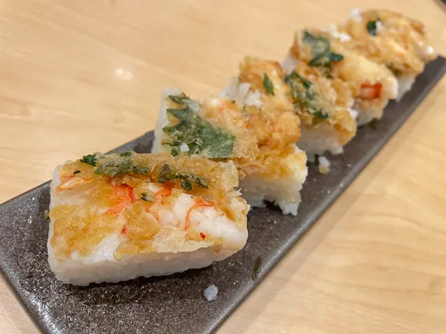 炸蝦和紫蘇葉是用秘制醬汁調味