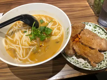 大汗豬扒擔擔湯米線